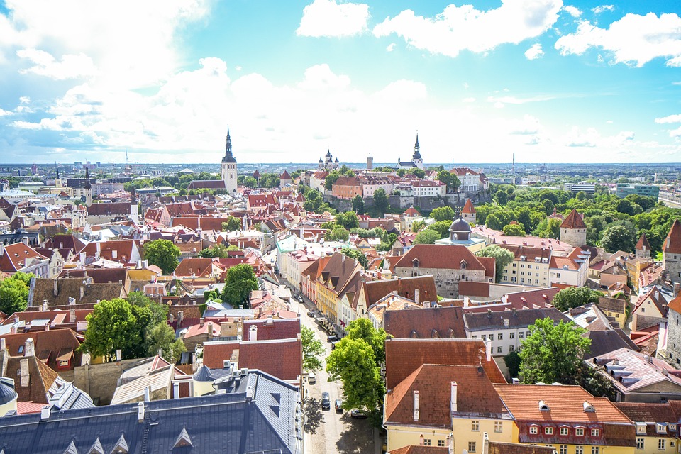 Kuva kesäisestä Tallinnan Vanhastakaupungista